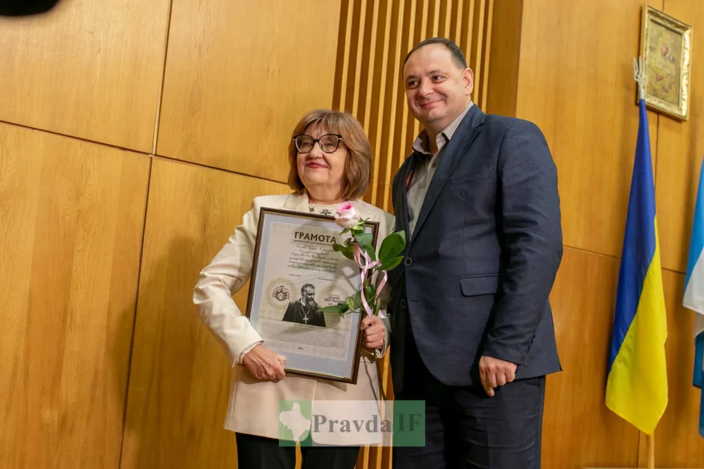 Вручення грамоти жінці у міській ратуші