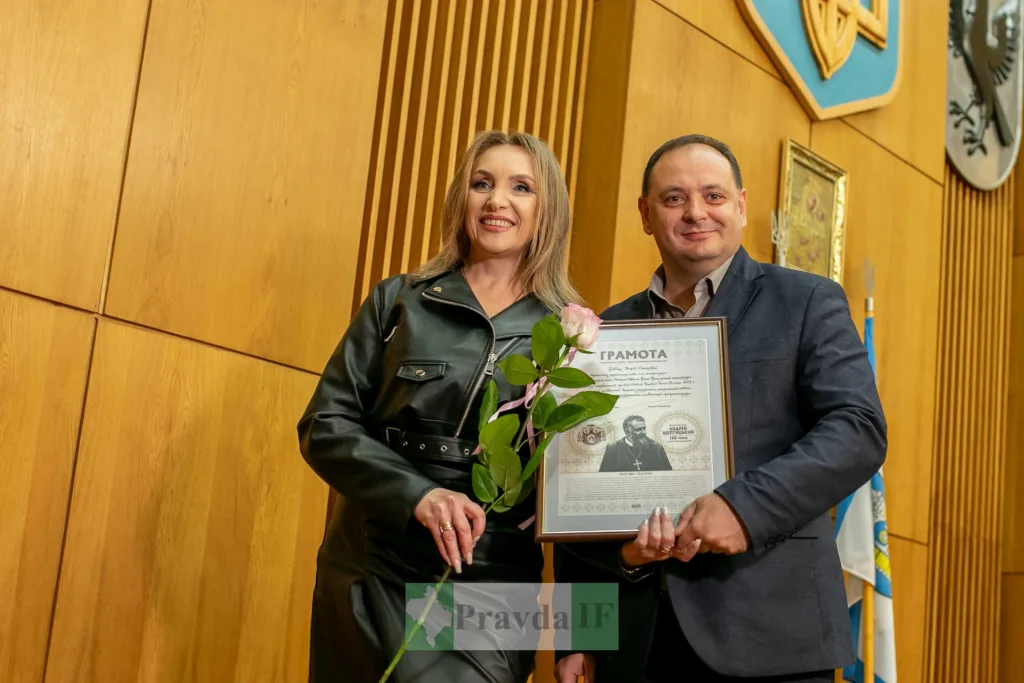 Жінка та чоловік отримують почесну грамоту
