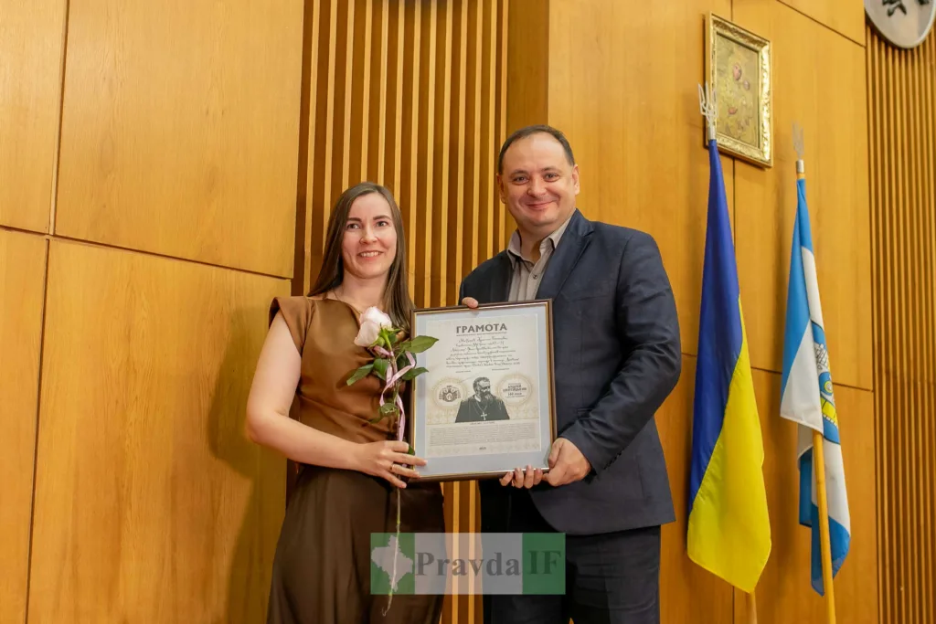 Вручення грамоти та квітів у міській раді