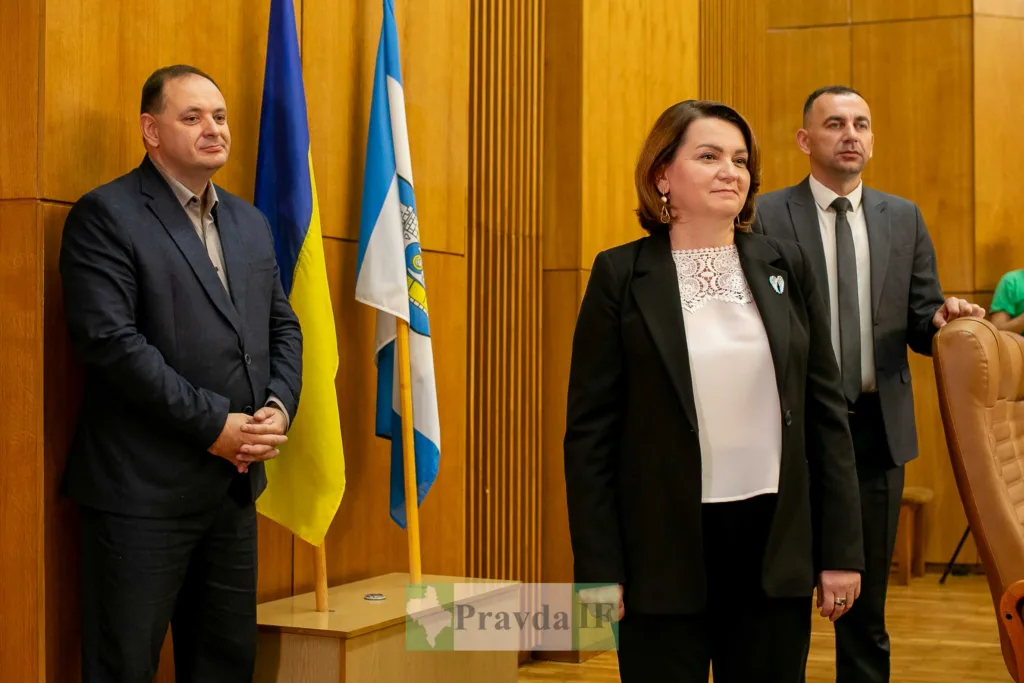 Люди на офіційній події в будівлі ради
