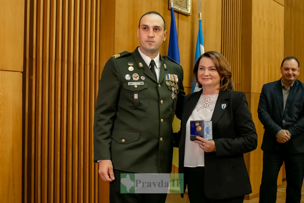 Вручення державної нагороди у залі урочистостей