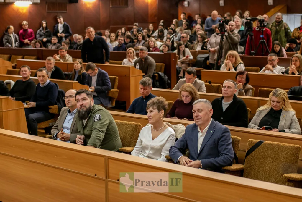 Люди на офіційній зустрічі у залі засідань