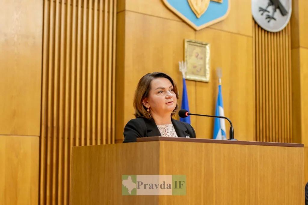 Жінка виступає на конференції за трибуною
