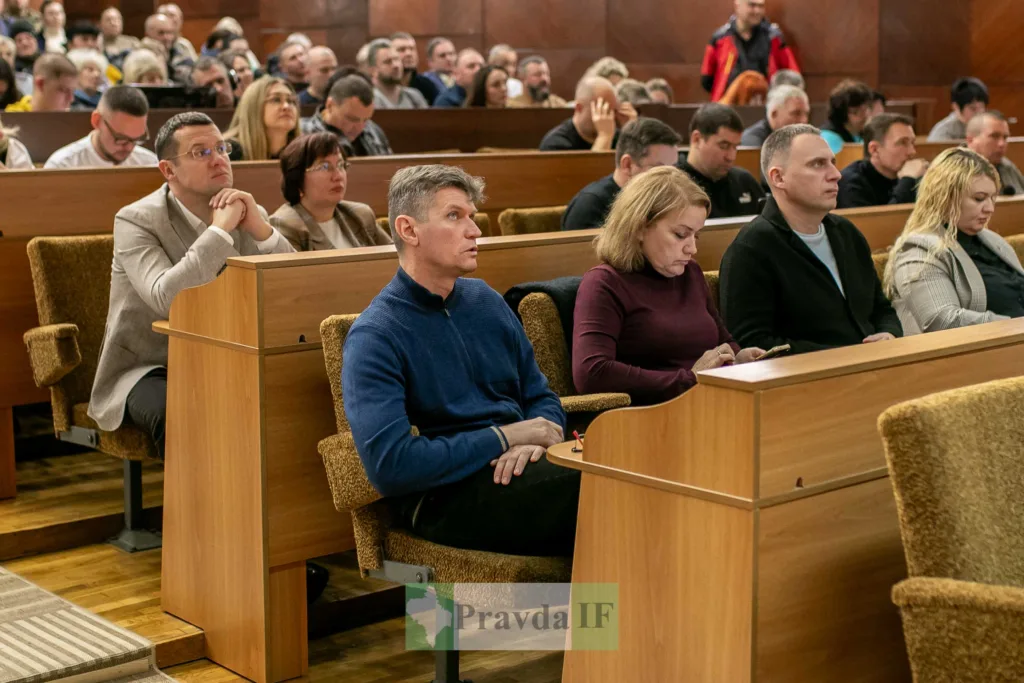 Люди на засіданні у великій залі