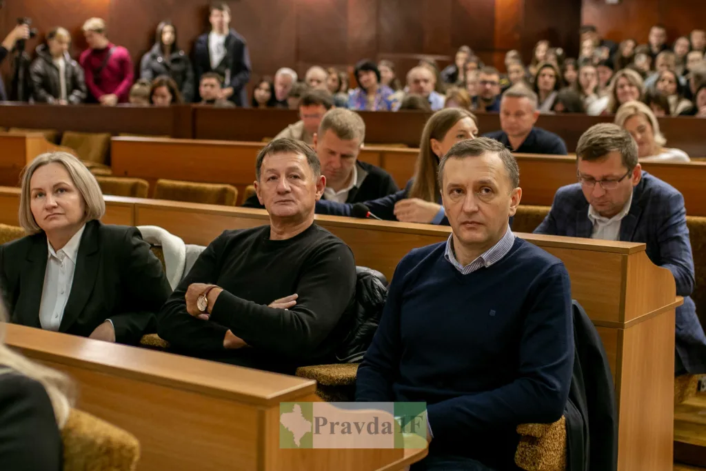 Люди на конференції у великій аудиторії
