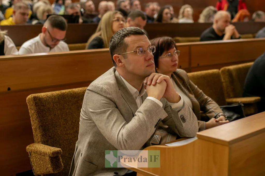 Люди слухають виступ на конференції
