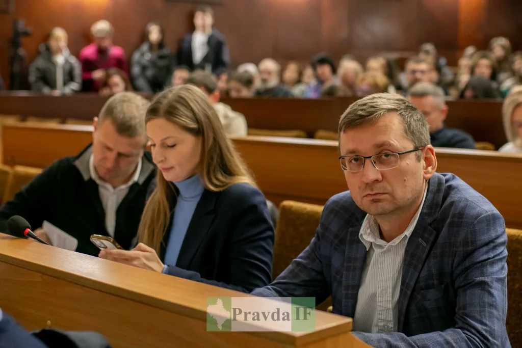 Люди на засіданні у залі міської ради