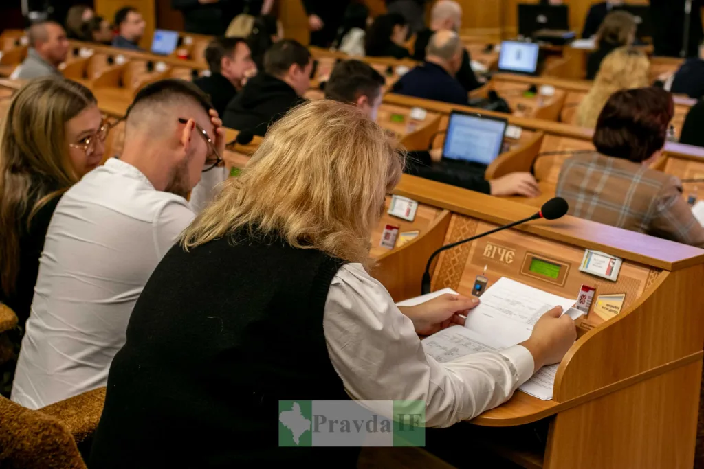 Депутати працюють у залі засідань ради