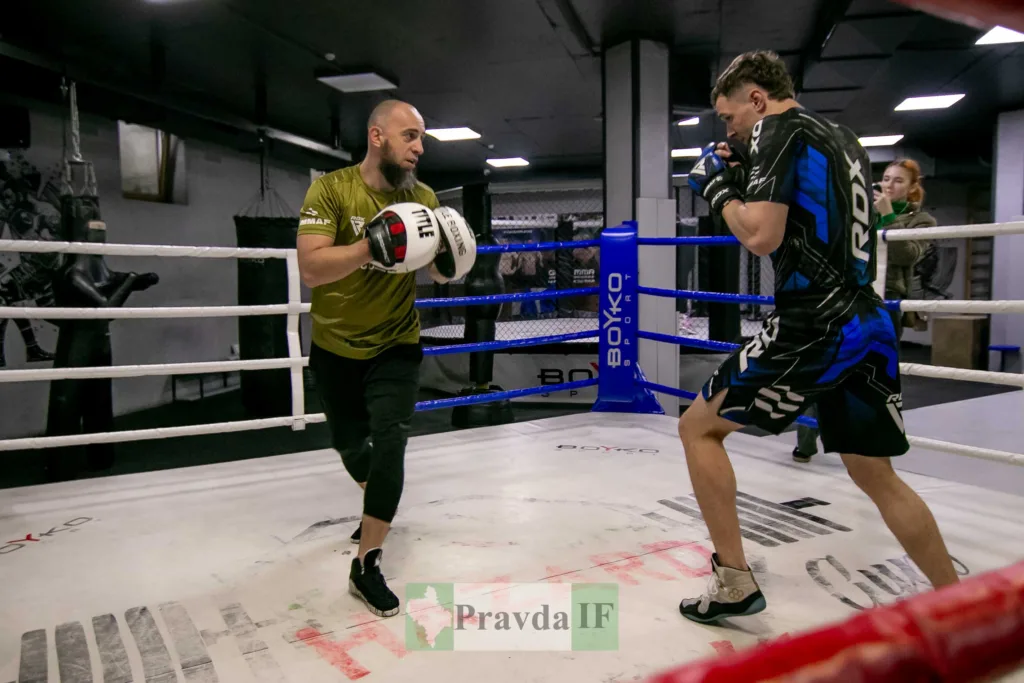 Тренування з боксу у спортивному залі