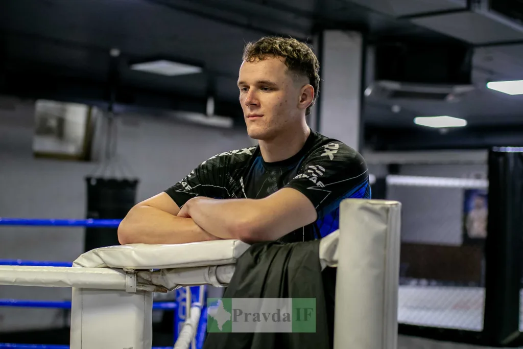 Спортсмен у залі біля боксерського рингу
