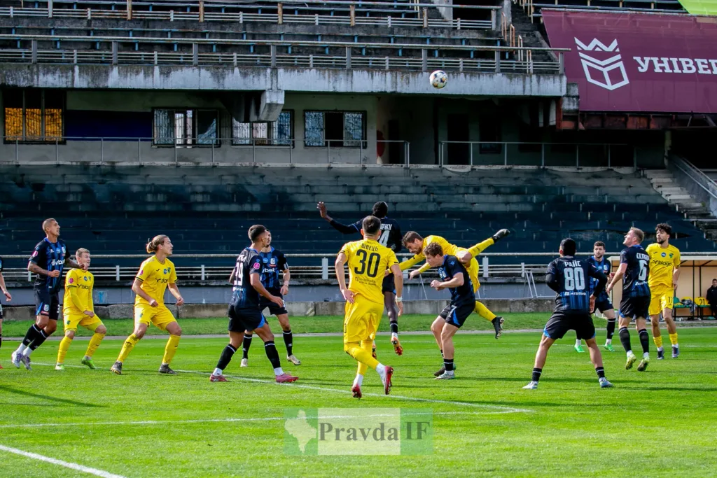 Футбольний матч команд у жовтій та чорній формі