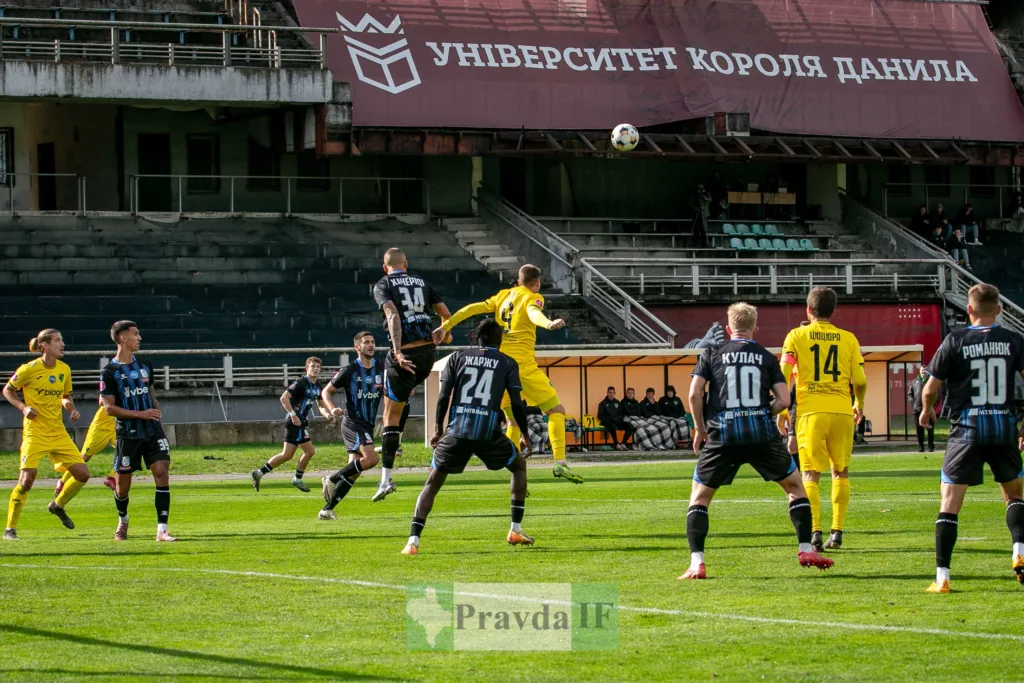 Футбольний матч на стадіоні Університету Короля Данила