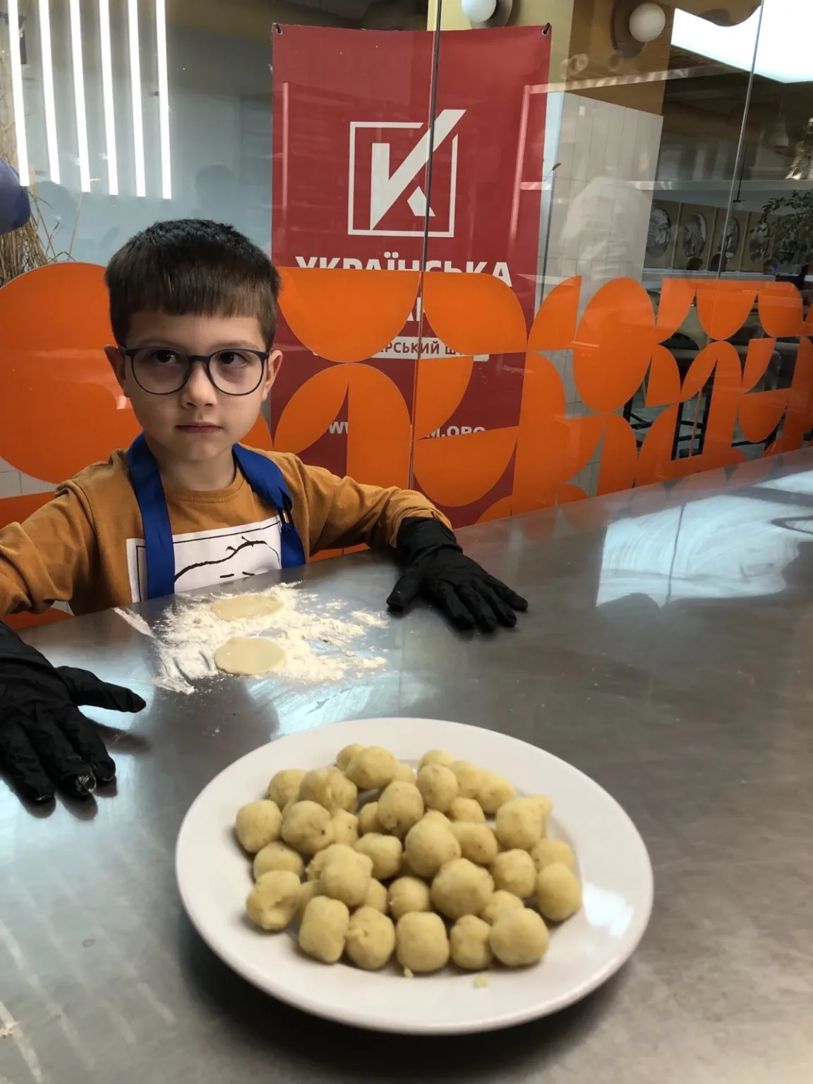 Дитина на кулінарному уроці готує картопляні кльоцки