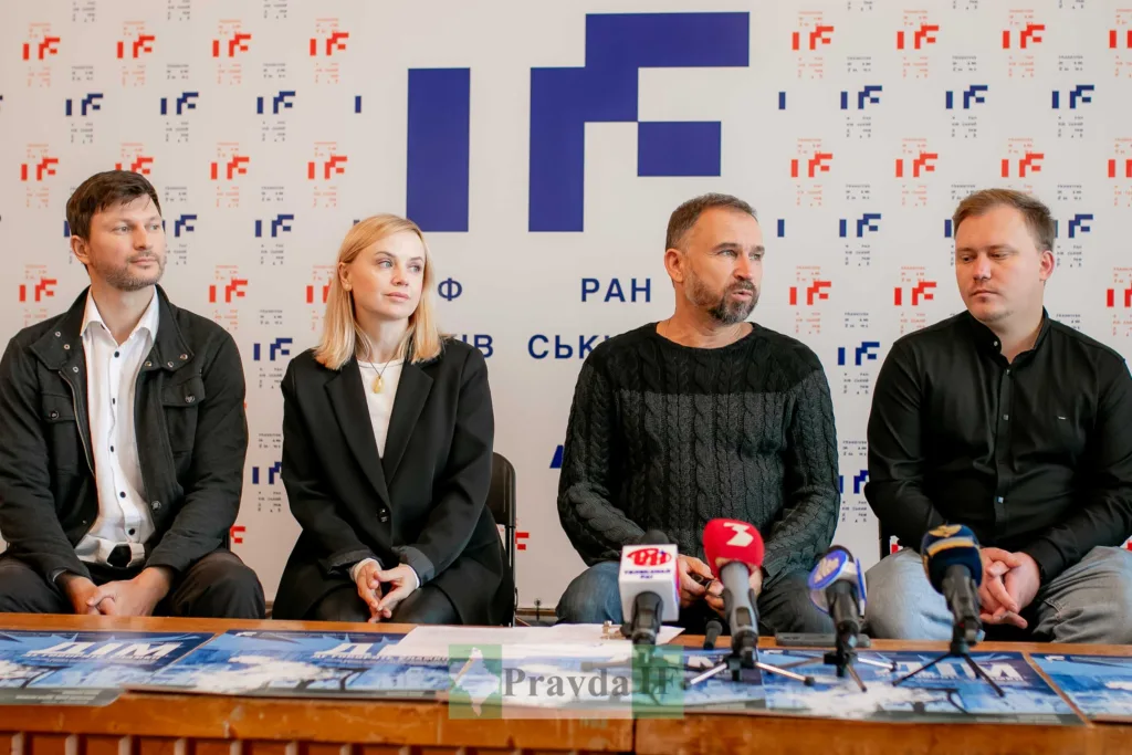 Пресконференція чотирьох людей перед мікрофонами