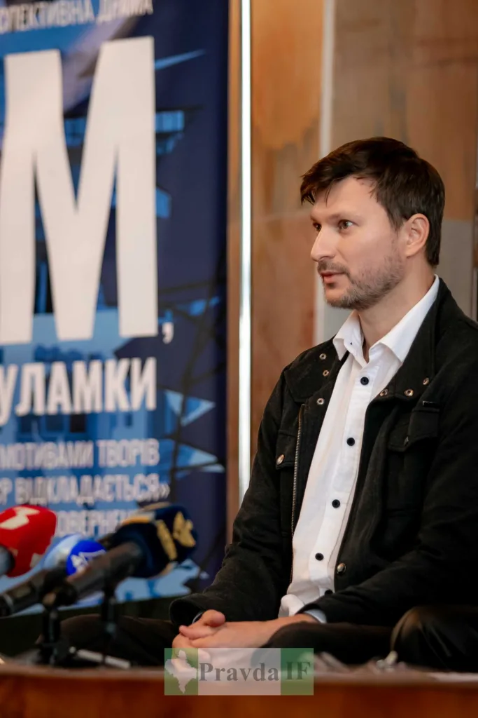 Чоловік на пресконференції перед мікрофонами