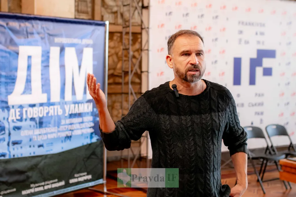 Чоловік виступає на театральній події Івано-Франківськ