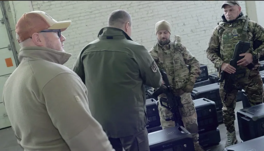 Військові отримують обладнання у складі приміщення