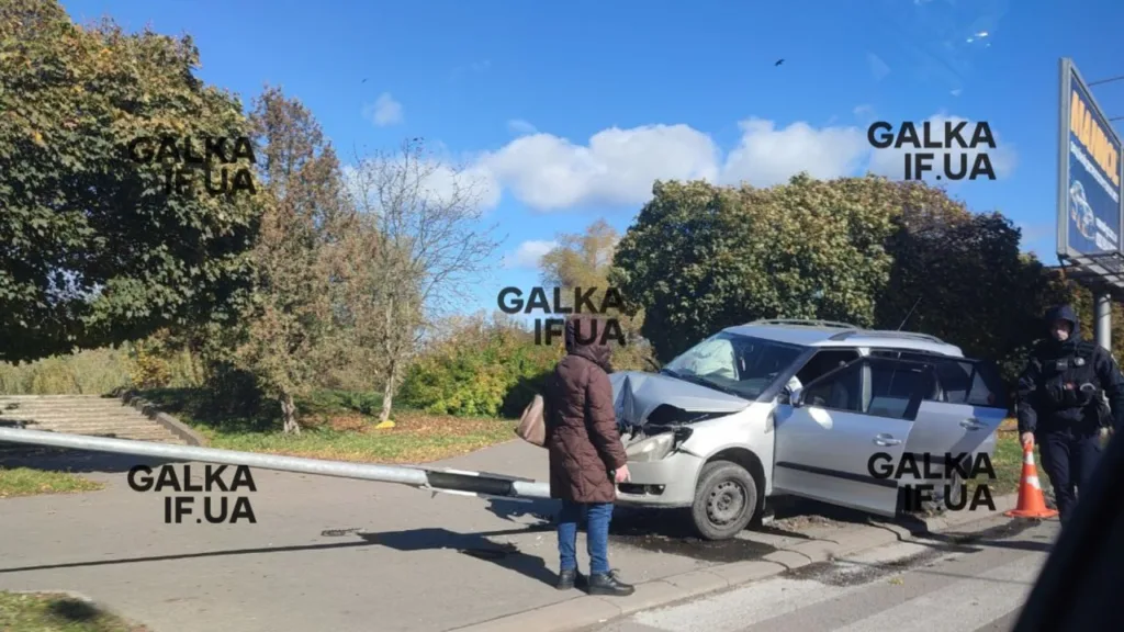 ДТП у місті, автомобіль врізався в стовп