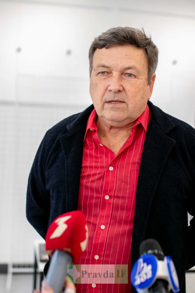 Чоловік дає інтерв’ю перед мікрофонами
