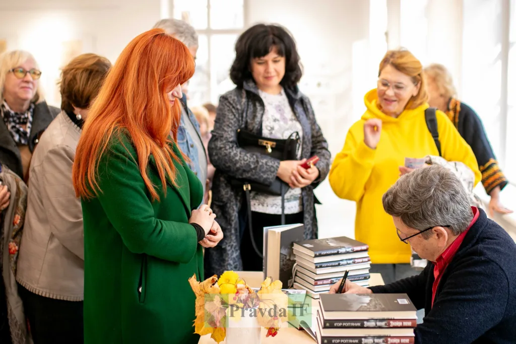 Автор підписує книги на зустрічі з читачами
