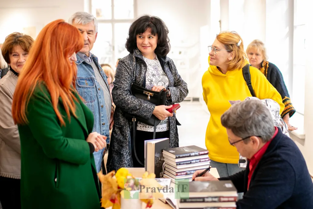Автор підписує книги для відвідувачів виставки