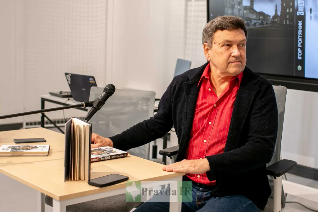 Чоловік проводить літературну презентацію з мікрофоном