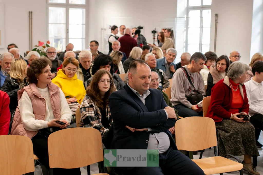 Люди сидять на зустрічі у світлій залі