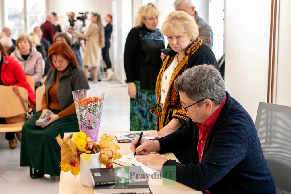 Автор підписує книги на зустрічі з читачами