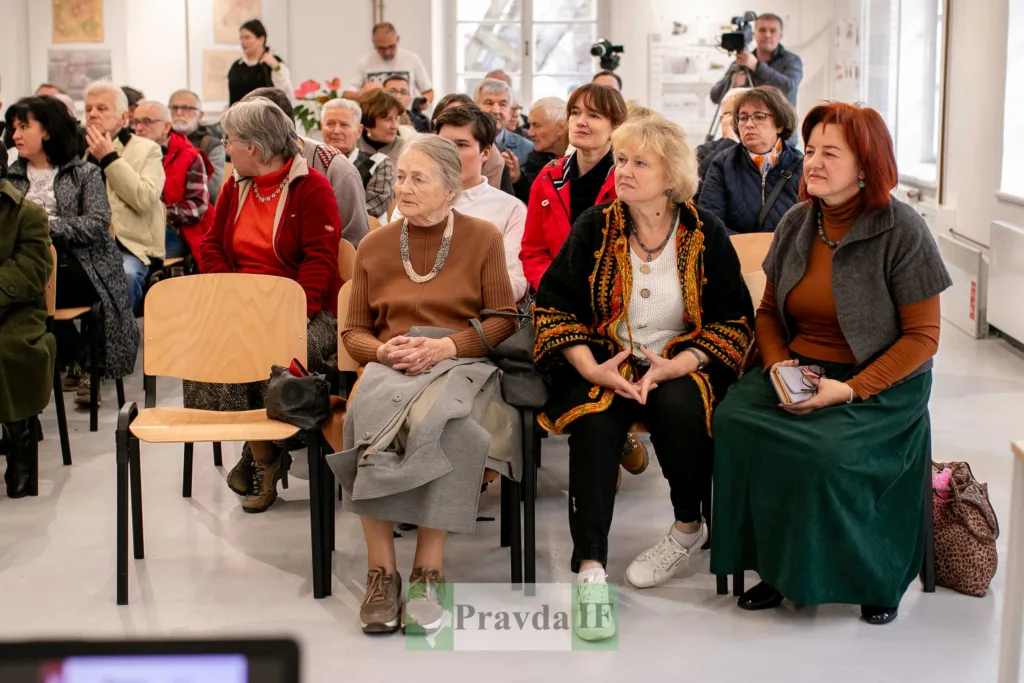 Люди сидять на заході у громадському центрі