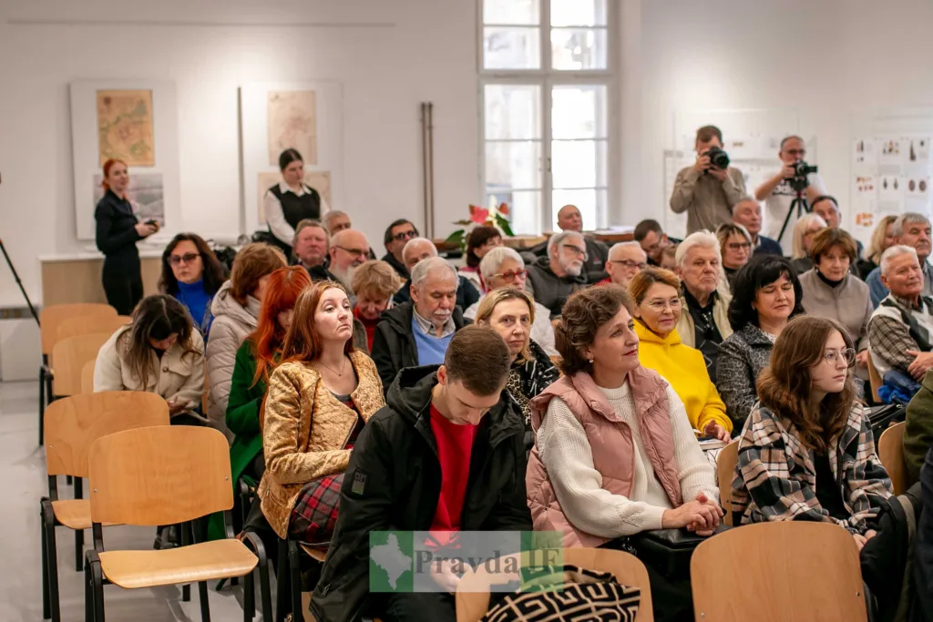 Люди на лекції в культурному центрі