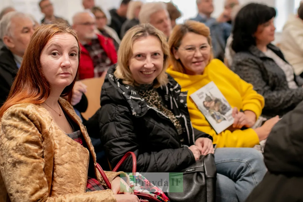 Люди на культурному заході сидять у залі