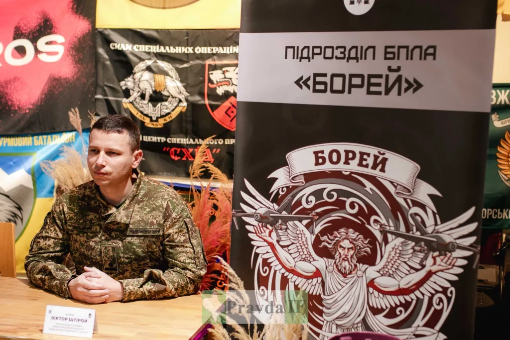 Військовий біля банера підрозділу БПЛА Борей