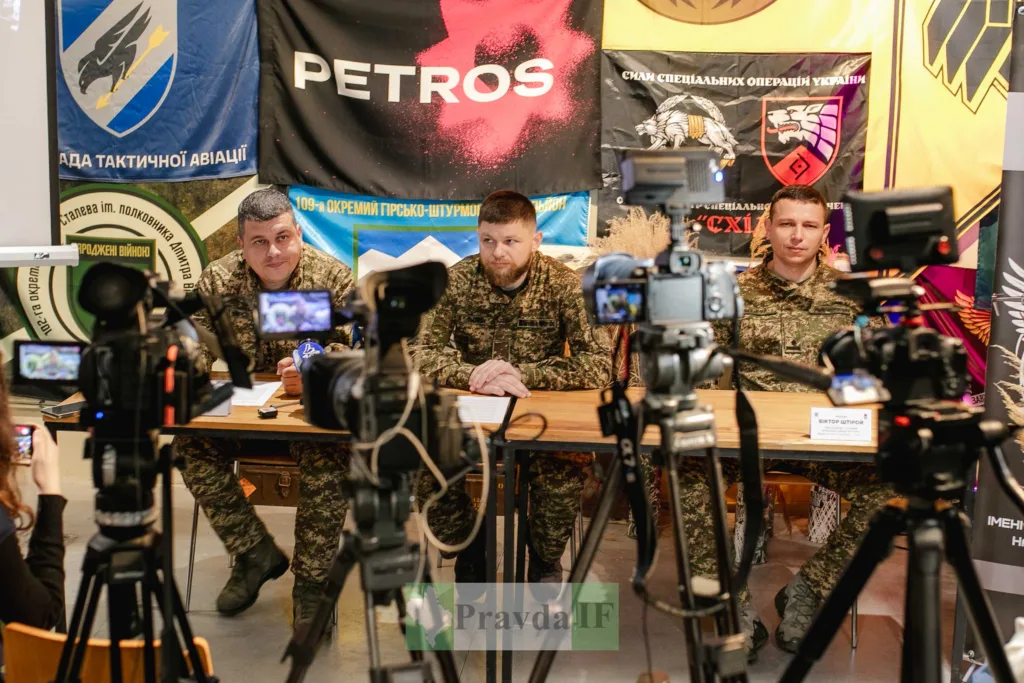 Військові на пресконференції перед камерами