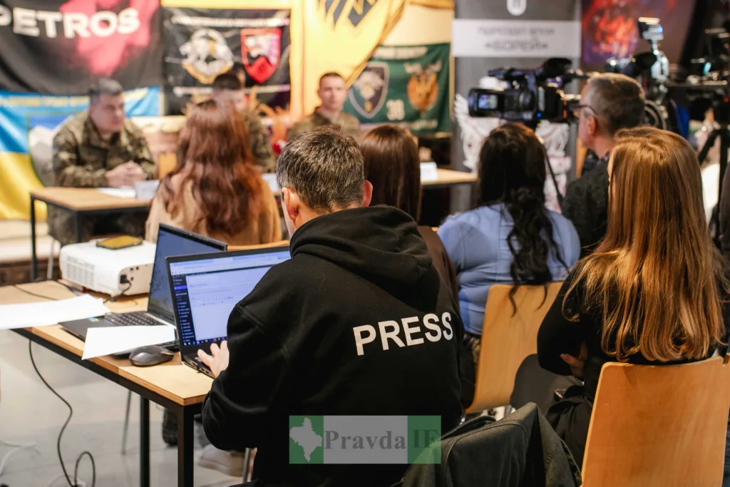 Пресконференція військових з журналістами в залі