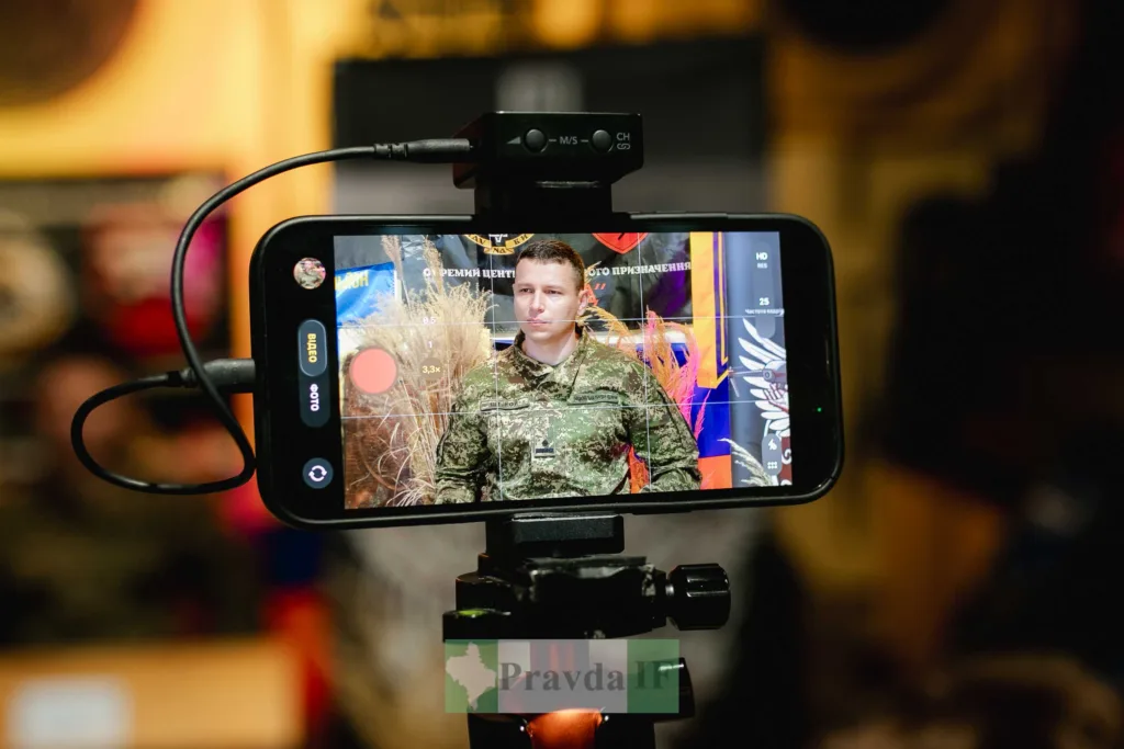 Військовий записує відеоінтерв’ю на смартфон