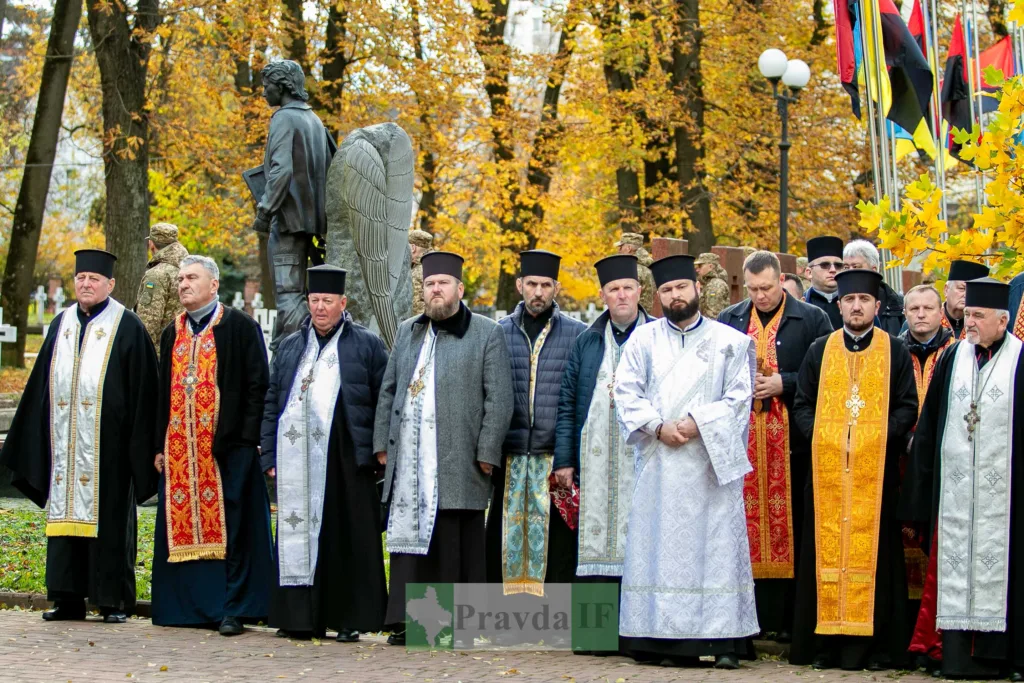 Священники під час меморіальної церемонії восени