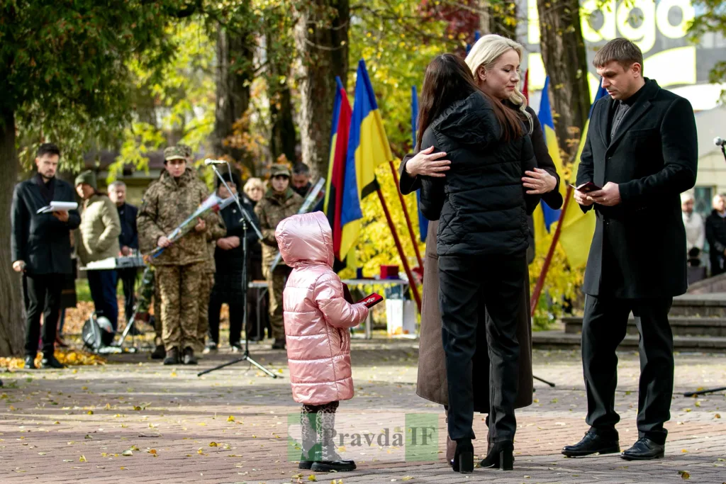 Церемонія вшанування військових у парку України