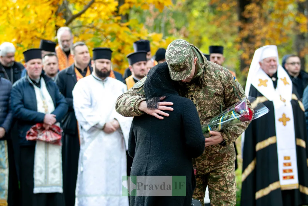 Військовий обіймає жінку під час церемонії пам’яті