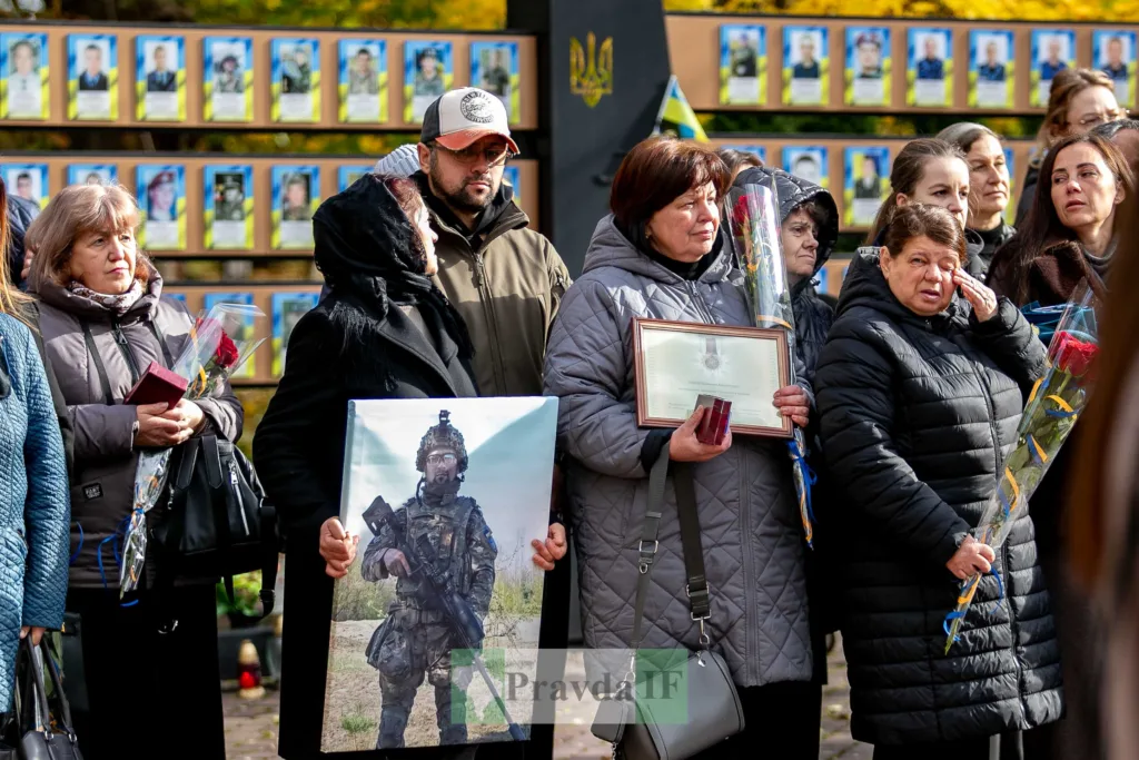Вшанування полеглих українських військових на меморіалі