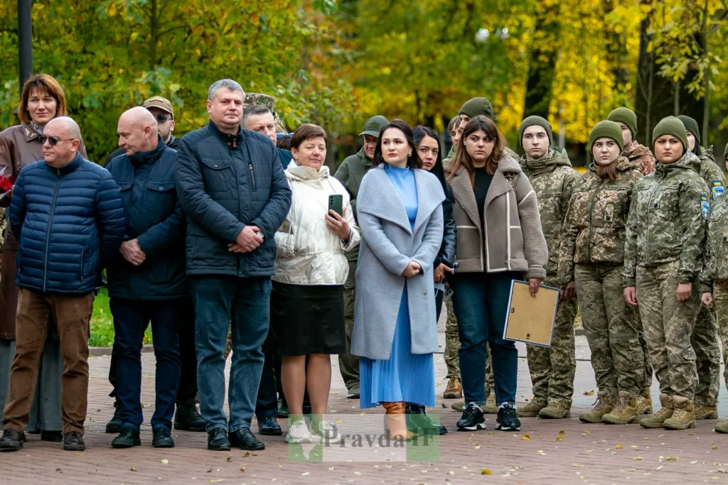 Люди та військові на урочистому заході восени