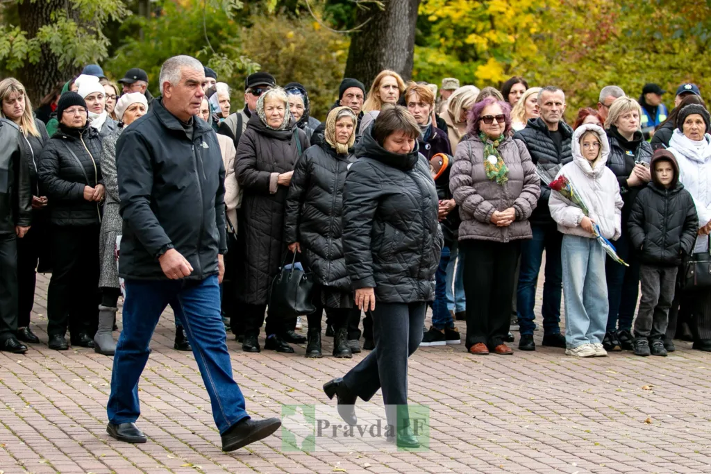 Люди зібралися на вулиці восени для події