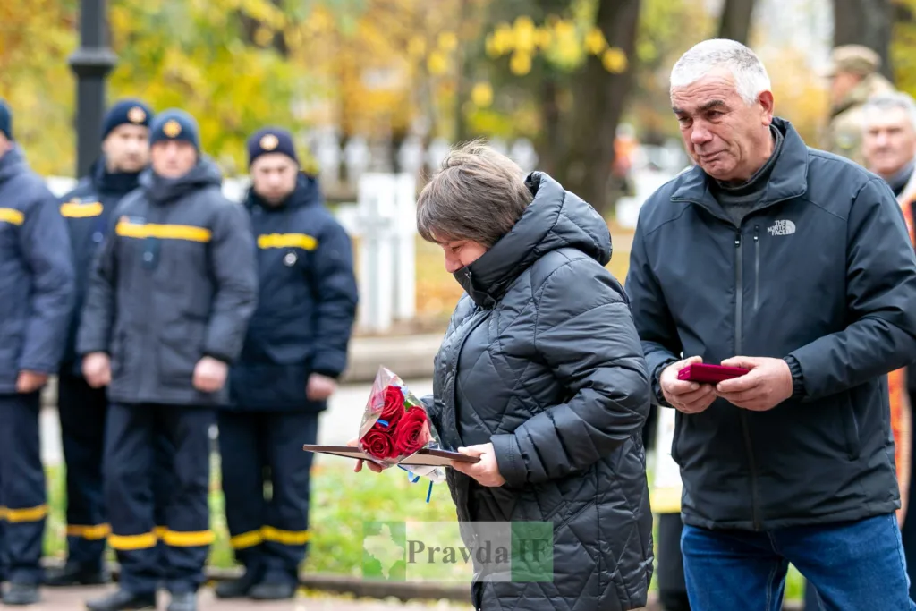 Люди покладають квіти під час церемонії вшанування