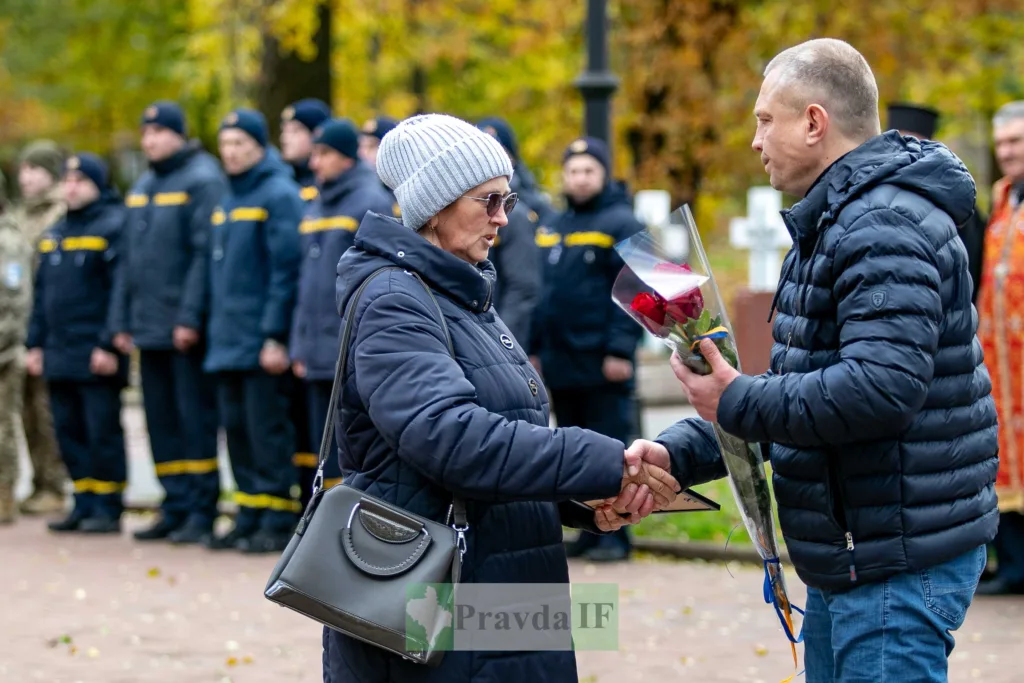 Вручення квітів під час церемонії пам’яті героїв