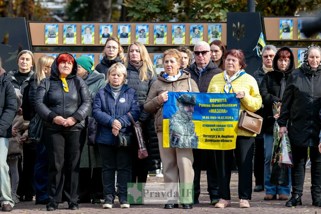 Люди вшановують пам'ять загиблих українських військових