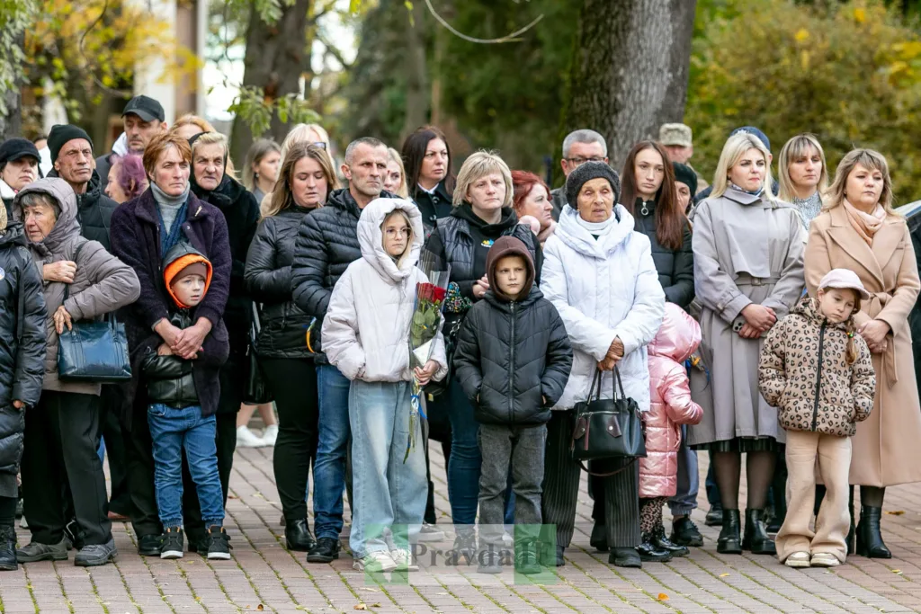 Люди стоять на вулиці під час церемонії