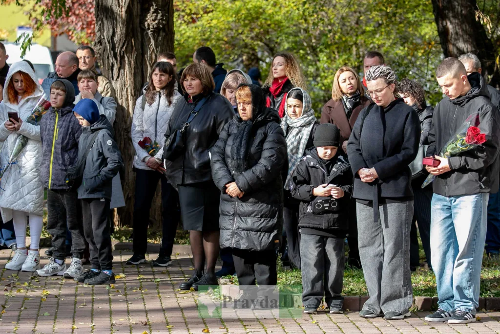 Люди на вуличному поминальному заході восени
