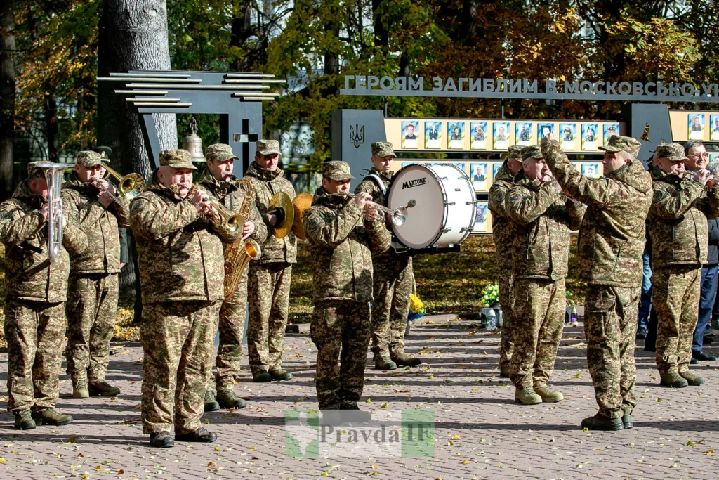 Військовий оркестр грає біля меморіалу героїв