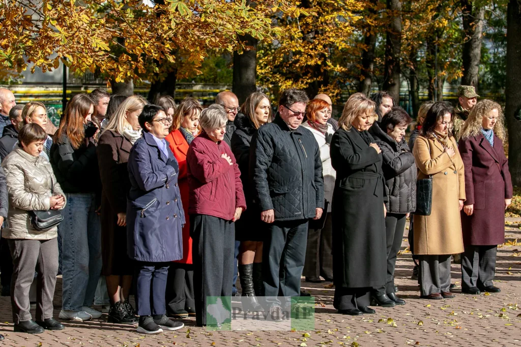 Люди стоять на вулиці під час урочистого заходу