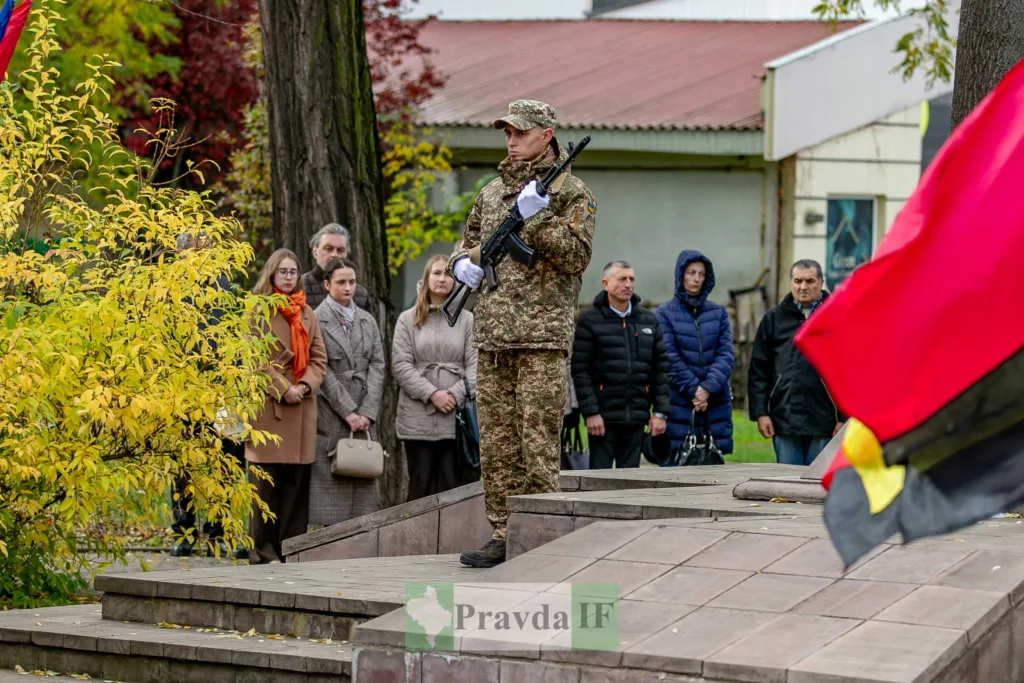 Військовий стоїть з гвинтівкою під час церемонії