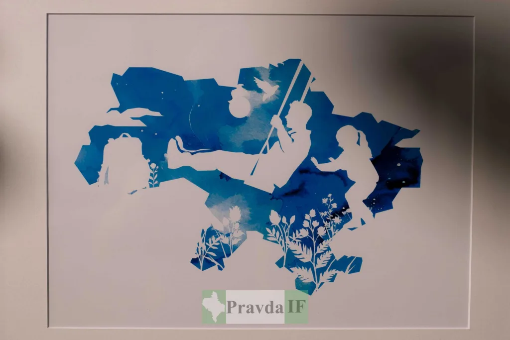 Діти на гойдалці у формі карти України